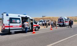 Diyarbakır'da öğrenci servisi ile otomobilin çarpıştığı kazada 19 kişi yaralandı