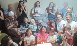 100 Yaşına Ailesiyle Birlikte Girdi: Ümmügül Nine’ye 5 Kuşaklı Kutlama