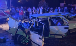 Adana'da Trafik Işıklarında Bekleyen Aileye Çarptı: 2 Kişi Hayatını Kaybetti