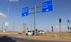 Kilis'te yön tabelasına çarpan otomobildeki 2 kişi yaralandı