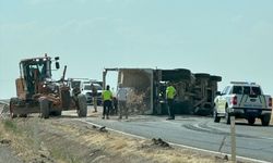 Kurtalan'da devrilen kamyonun sürücüsü yaralandı