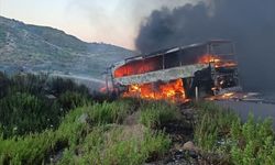 Manavgat'ta seyir halindeki yolcu otobüsü yandı