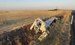 Şanlıurfa'da şarampole devrilen tırdaki 2 kişi yaralandı