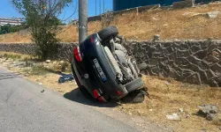 Kahramanmaraş'ta Üniversite Kavşağı Yakınında Feci Kaza: Otomobil Hurdaya Döndü!