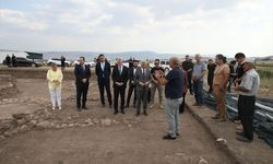 8 Bin Yıllık Domuztepe Höyüğü’nde Süren Arkeolojik Kazılar Yerinde İncelendi