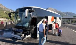 Adana'da Yolcu Otobüsü Gişelerdeki Bariyere Çarptı, 5 Kişi Yaralandı!