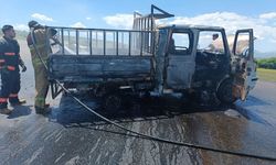 Adıyaman'da seyir halindeki kamyonet yandı