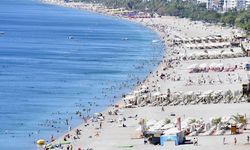 Antalya'da sıcak hava nedeniyle sahillerde yoğunluk yaşandı