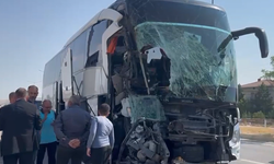 Yolcu Otobüsü ile Kamyonet Çarpıştı: 1 Kişi Hayatını Kaybetti, 15 Kişi Yaralandı