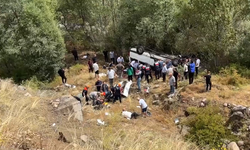 Sivas'ta Yolcu Minibüsü Şarampole Devrildi, 4 Ölü, 10 Yaralı!