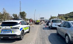 Hatay'da otomobile çarpıp devrilen tırın sürücüsü ağır yaralandı