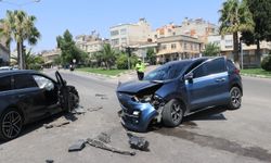 Kilis'te iki otomobilin çarpışması sonucu 4 kişi yaralandı