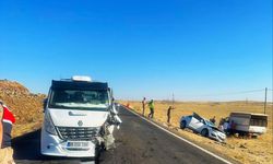 Şanlıurfa'da otomobil ile çekicinin çarpıştığı kazada 3 kişi yaralandı