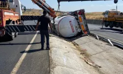 Diyarbakır'ın Çınar ilçesinde devrilen tankerde sıkışan 2 kişinin kurtarıldı