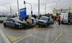 İki otomobilin çarpıştığı kazada 2 kişi yaşamını yitirdi, 3 kişi yaralandı