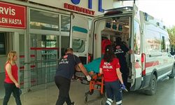 Kozan'da Hafif Ticari Araçla Çarpışan Motosikletin 15 Yaşındaki Sürücüsü Ağır Yaralandı