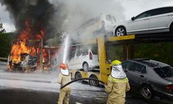 Araç Yüklü Tır Bariyerlere Çarptı, Araçlar Otoyolda Cayır Cayır Yandı!