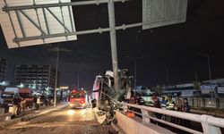Yolcu otobüsü tabela direğine çarptı: 11 yaralı