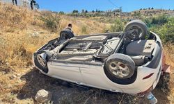 Adıyaman'da şarampole devrilen otomobildeki 2 kişi yaralandı