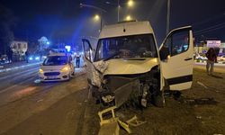 Minibüs ile hafif ticari araç çarpıştı: 21 yaralı