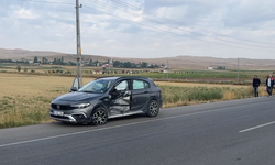 Sivas'ta iki otomobilin çarpıştığı kazada 5 kişi yaralandı