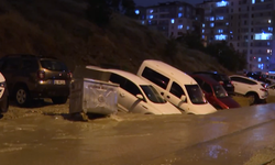Sağanak Sonrası Başkent Sular Altında: Park Halindeki Araçlar Çöken Yola Gömüldü