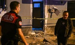 Adana'nın Yüreğir ilçesinde müstakil evin kapısına el yapımı patlayıcı atıldı.
