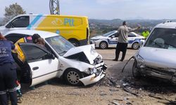 Osmaniye'de hafif ticari araçla çarpışan otomobildeki 2 kişi yaralandı