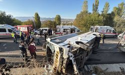 Bingöl'de midibüs ile pikabın çarpıştığı kazada 12 kişi yaralandı