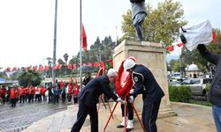Cumhuriyet'in 103. Yılında Atatürk Meydanı'nda Çelenk Sunma Töreni Düzenlendi