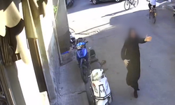 Kaldırımda Çantası Çalınan Kadın Çevredekilerle Birlikte Kapkaççıları Kovaladı