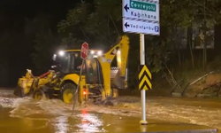 İstanbul’da Sel Felaketinde Mahsur Kalanlar İş Makineleriyle Kurtarıldı