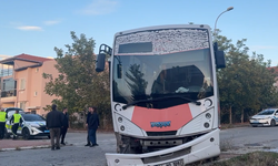 Uşak’ta Yolcu Midibüsü İle Otomobil Kafa Kafaya Çarpıştı! 4’ü Çocuk 7 Kişi Yaralandı