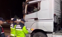 Adana’da Otoyolda Durdurulan 3 Tırda 8 Ton Kaçak Tütün Ele Geçirildi
