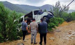 Yolcu Minibüsü Sağanak Nedeniyle Uçuruma Devrildi: 17 Kişi Yaralandı