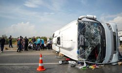 Antalya-Isparta Otoyolu'nda Midibüs Devrildi: Çok Sayıda Yaralı Var!