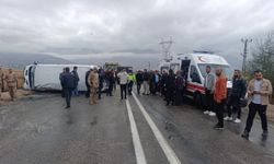 Yüksekova’da Okul Servisi Feci Şekilde Devrildi! 10 Öğrenci Yaralandı