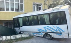 Arnavutköy’de Dehşet Anları! Freni Boşalan Midibüs Evin Bahçesine Böyle Daldı
