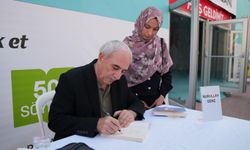 Kitap Fuarı’nda Nurullah Genç Rüzgarı! Şiirleriyle Geceye Damga Vurdu