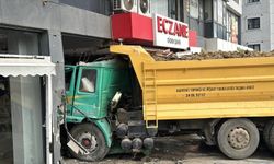 İstanbul Pendik’te Dehşet Anları! Hafriyat Kamyonu Eczaneye Daldı: 7 Yaralı