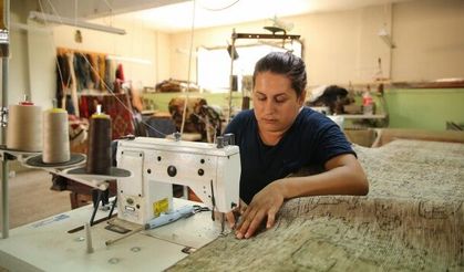 Dokuma halılar yıkanıp, onarımdan geçirildikten sonra tarlalara seriliyor