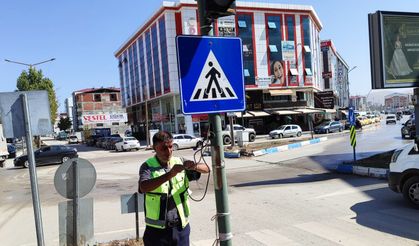 Büyükşehir, Trafik İşaret ve İşaretçilerinin Bakımını Sürdürüyor