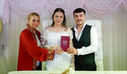 Mersin'de özel tarihte evlenmek isteyenler nikah dairesinde yoğunluk oluşturdu