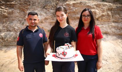 Ambulansta dünyaya gelen ikizlere 112 ekibinden doğum günü sürprizi