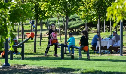 Sıcaktan bunalan parklara kaçıyor