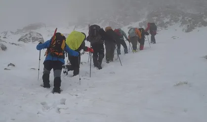 Nurhak Dağı’ndaki Yoğun Kar Nedeniyle Dağcılar Zirveyi Yarıda Bıraktı