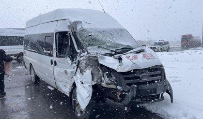 Kayseri'de işçi servisi ile tır çarpıştı: 11 yaralı