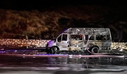 Mersin'de minibüste çıkan yangın söndürüldü
