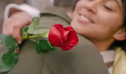 14 ŞUBAT SEVGİLİLER GÜNÜ MESAJLARI 2026: SEVGİLİYE KUTLAMA MESAJLARI, ÇİÇEK VE HEDİYE NOTLARI