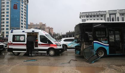 Hatay'da tırın otobüse çarpması sonucu 4 kişi yaralandı